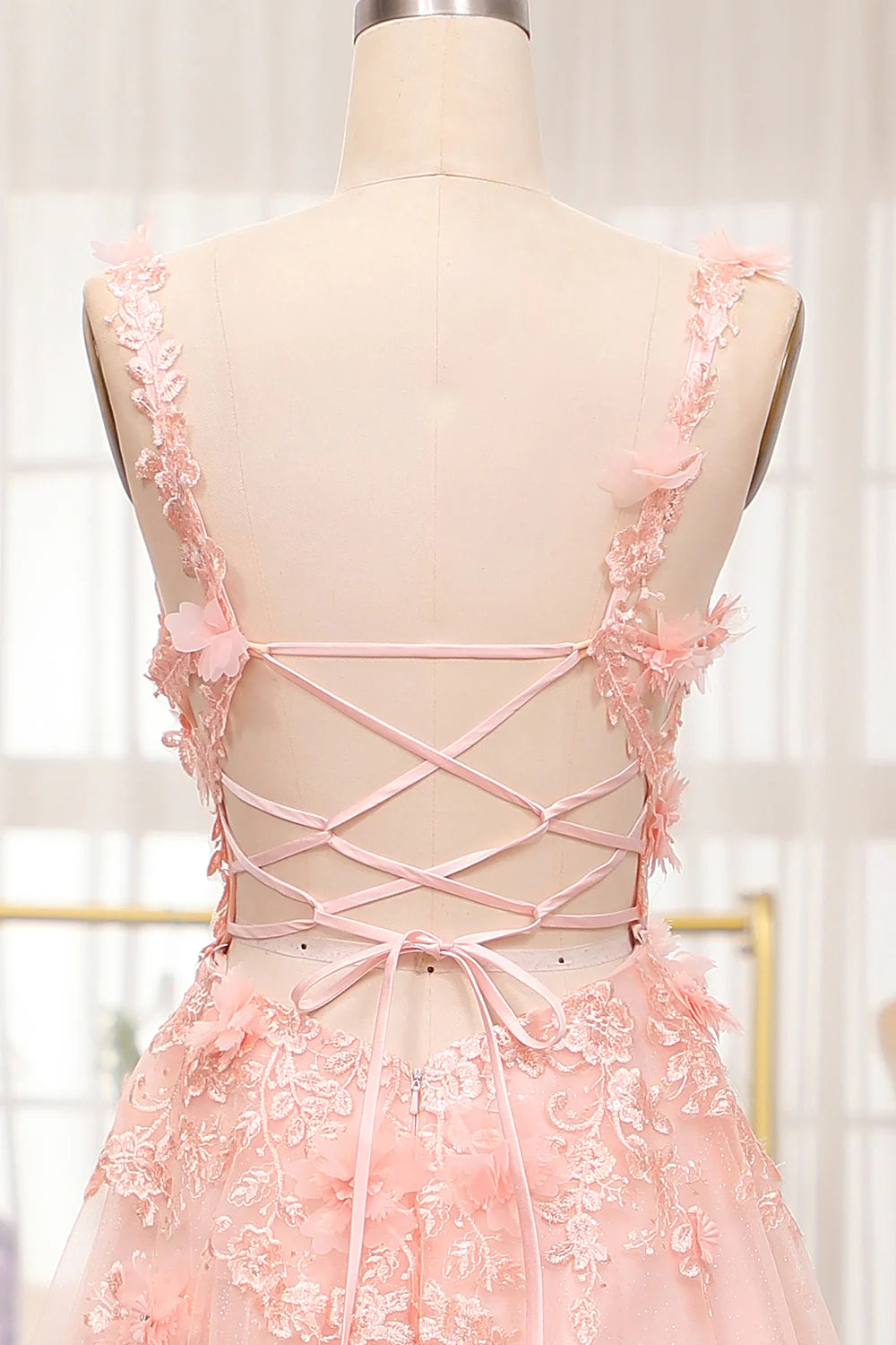 Robe de bal longue trapèze à bretelles spaghetti et appliqués