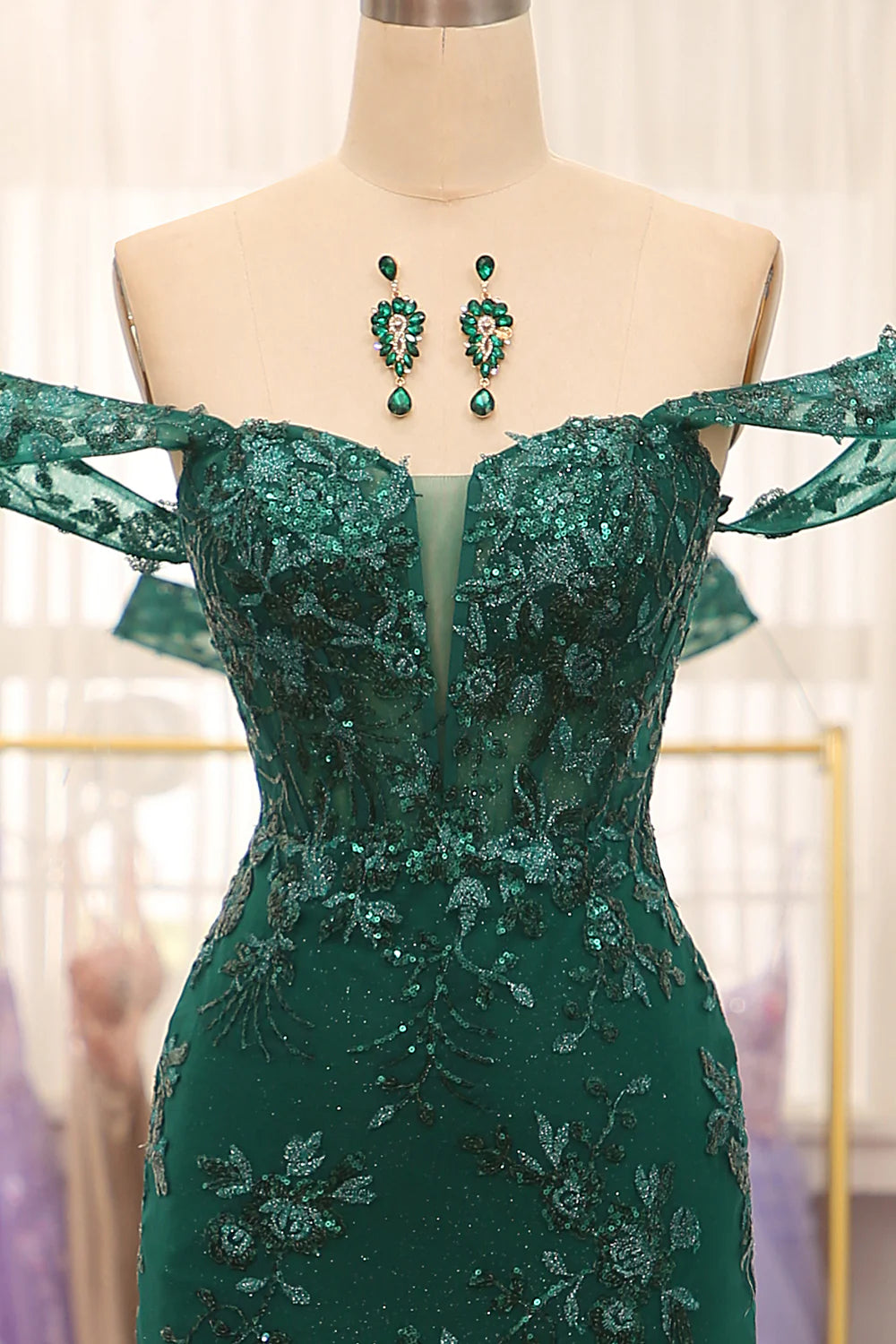 Vestido de fiesta verde oscuro de sirena con hombros descubiertos y apliques