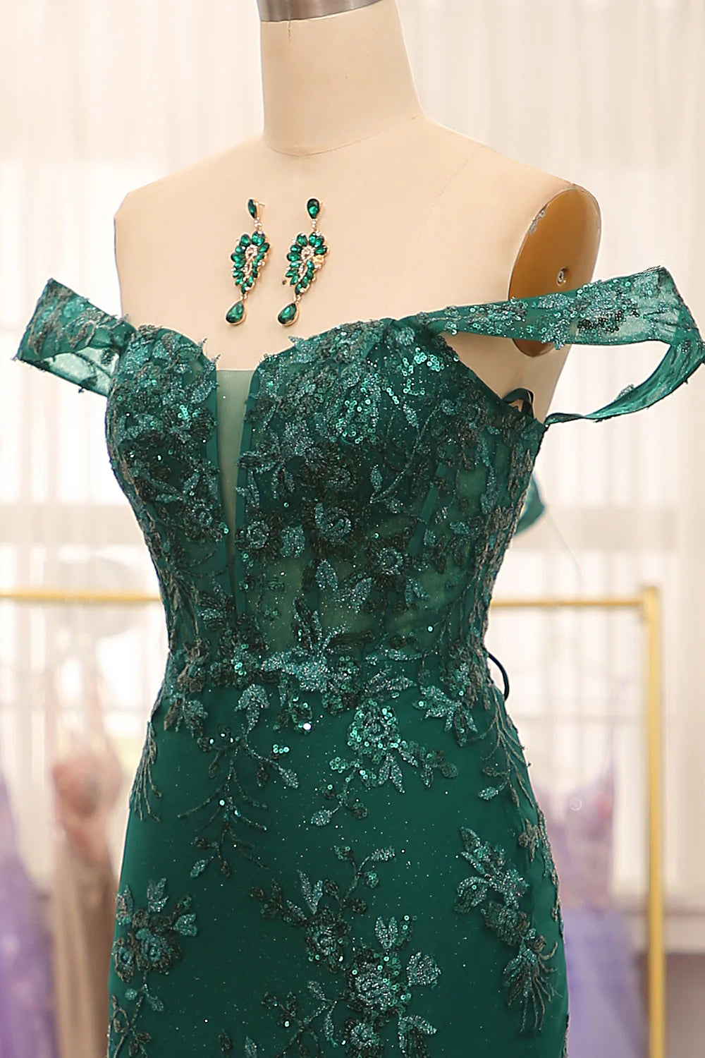 Vestido de fiesta verde oscuro de sirena con hombros descubiertos y apliques