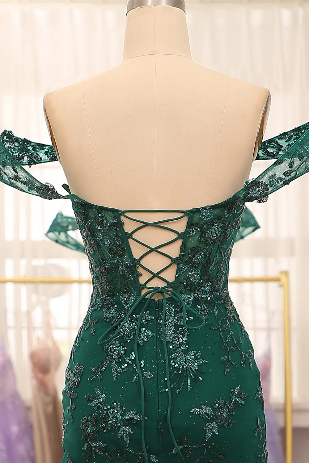 Vestido de fiesta verde oscuro de sirena con hombros descubiertos y apliques