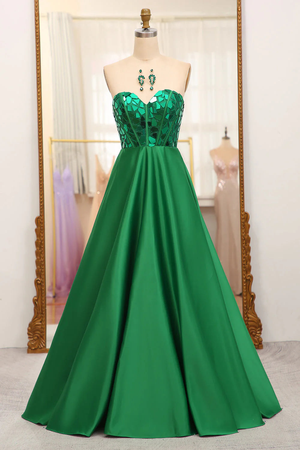 Robe de bal longue vert foncé à décolleté en cœur et effet miroir