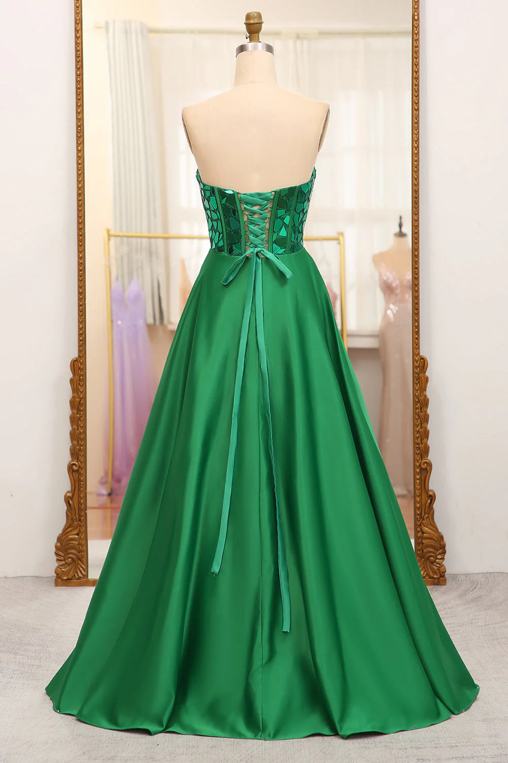 Robe de bal longue vert foncé à décolleté en cœur et effet miroir