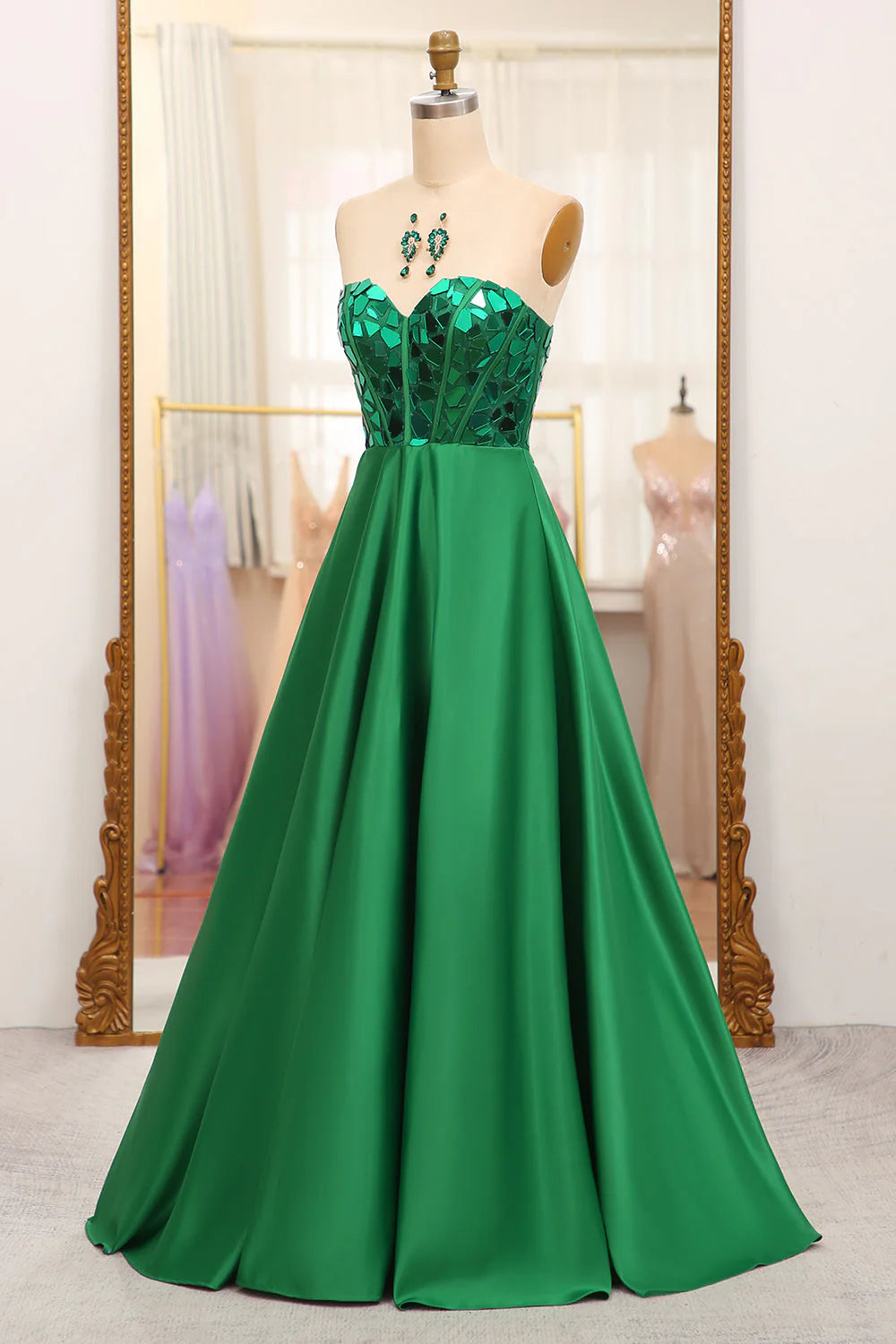 Vestido de fiesta largo verde oscuro con escote en forma de corazón y espejo