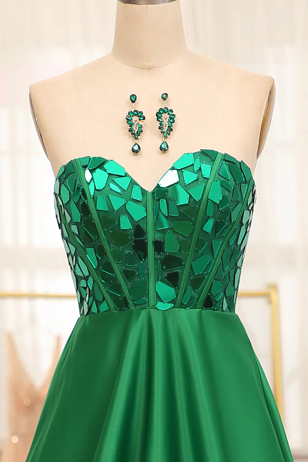 Vestido de fiesta largo verde oscuro con escote en forma de corazón y espejo