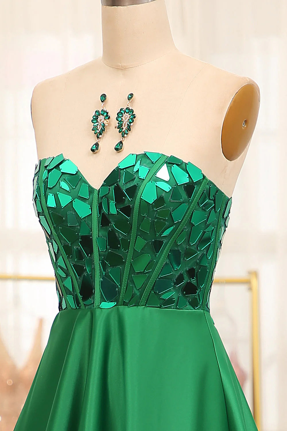 Vestido de fiesta largo verde oscuro con escote en forma de corazón y espejo