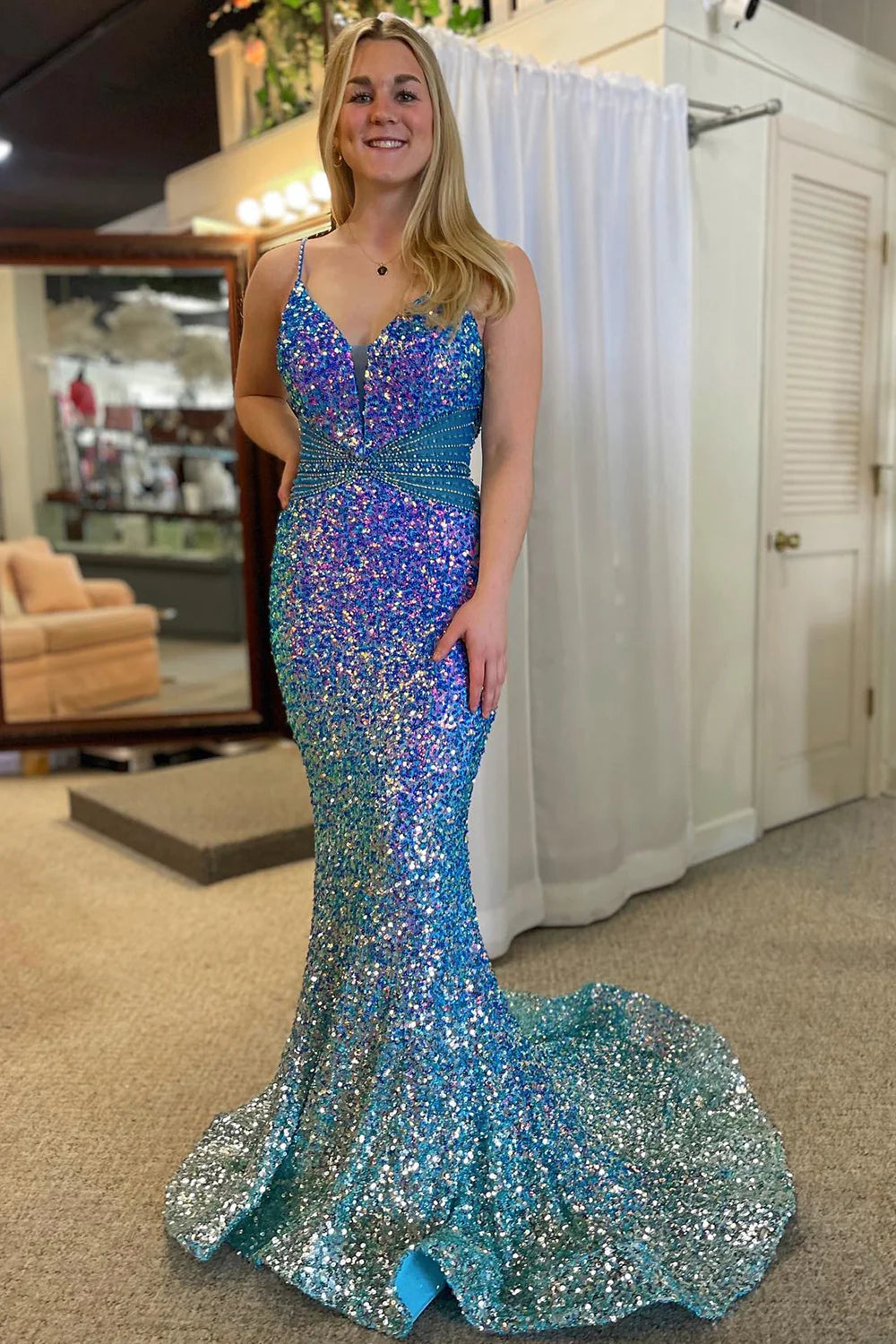 Vestido de fiesta largo con espalda descubierta y tirantes finos de sirena brillante