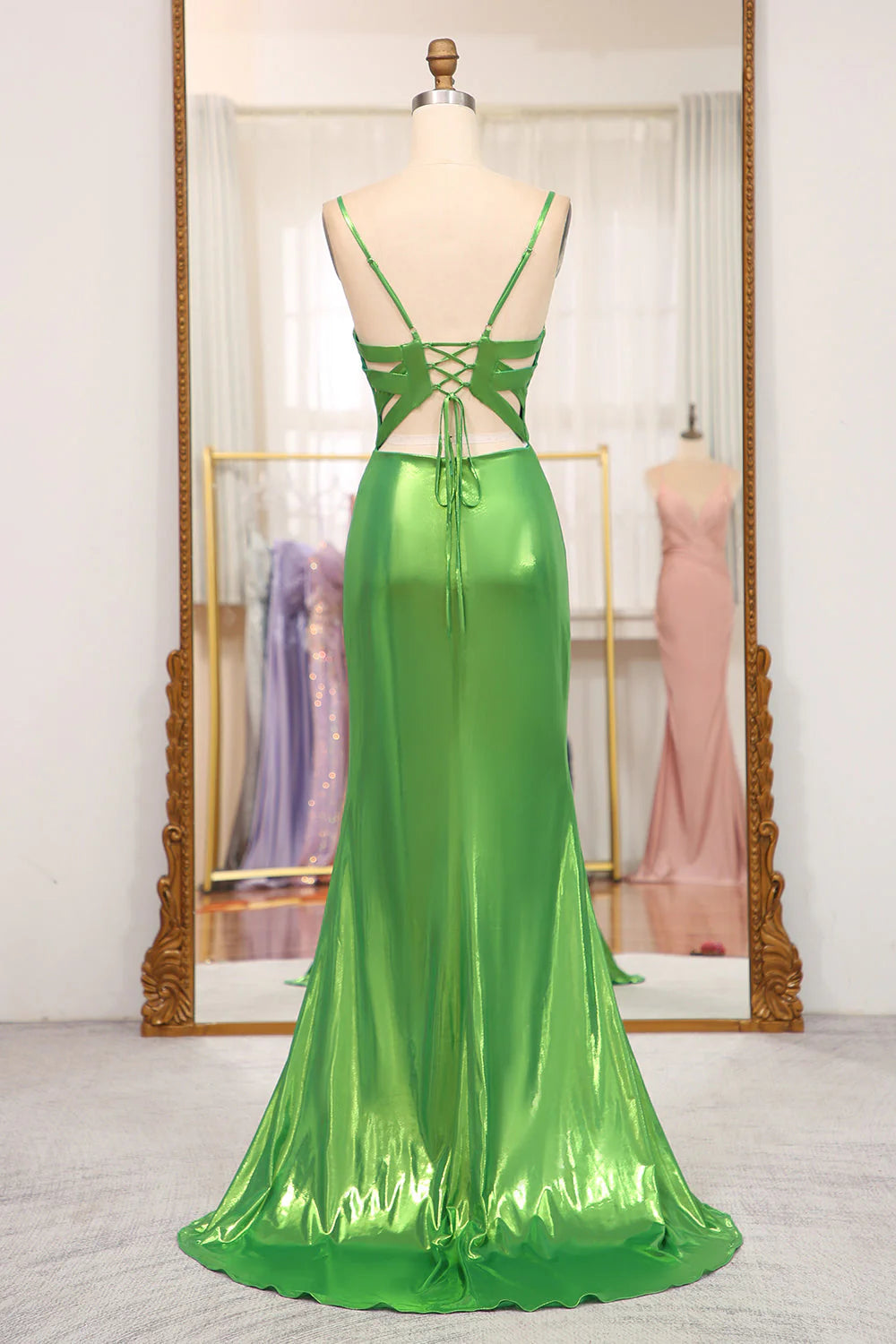 Vestido de fiesta largo verde brillante con escote tipo sirena, tirantes finos y corsé, con abertura
