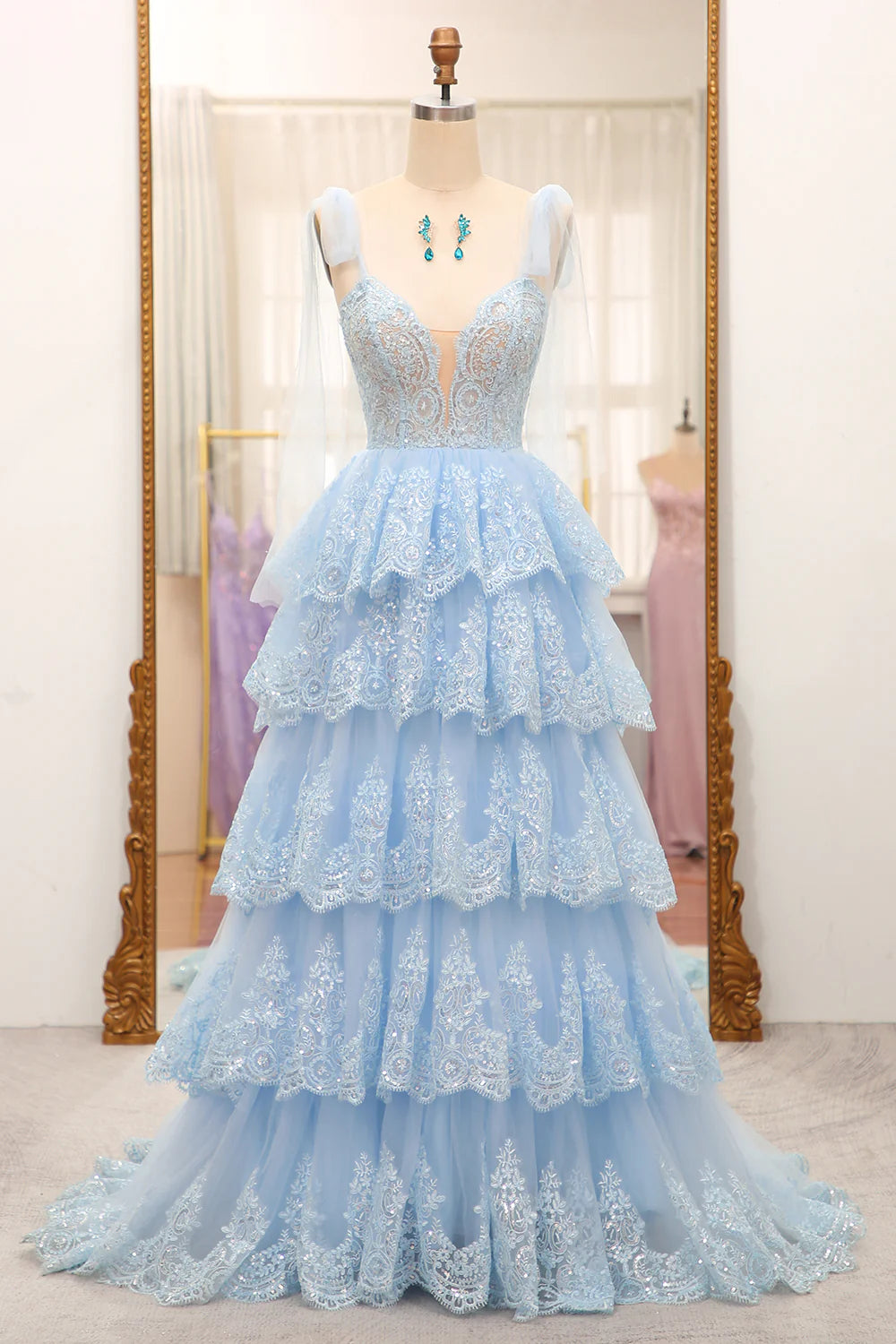 Vestido de fiesta de tul azul claro con escote en forma de corazón, tirantes con lazo y apliques