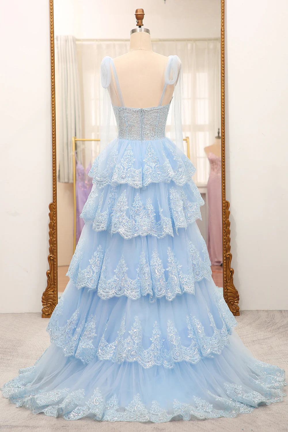 Vestido de fiesta de tul azul claro con escote en forma de corazón, tirantes con lazo y apliques