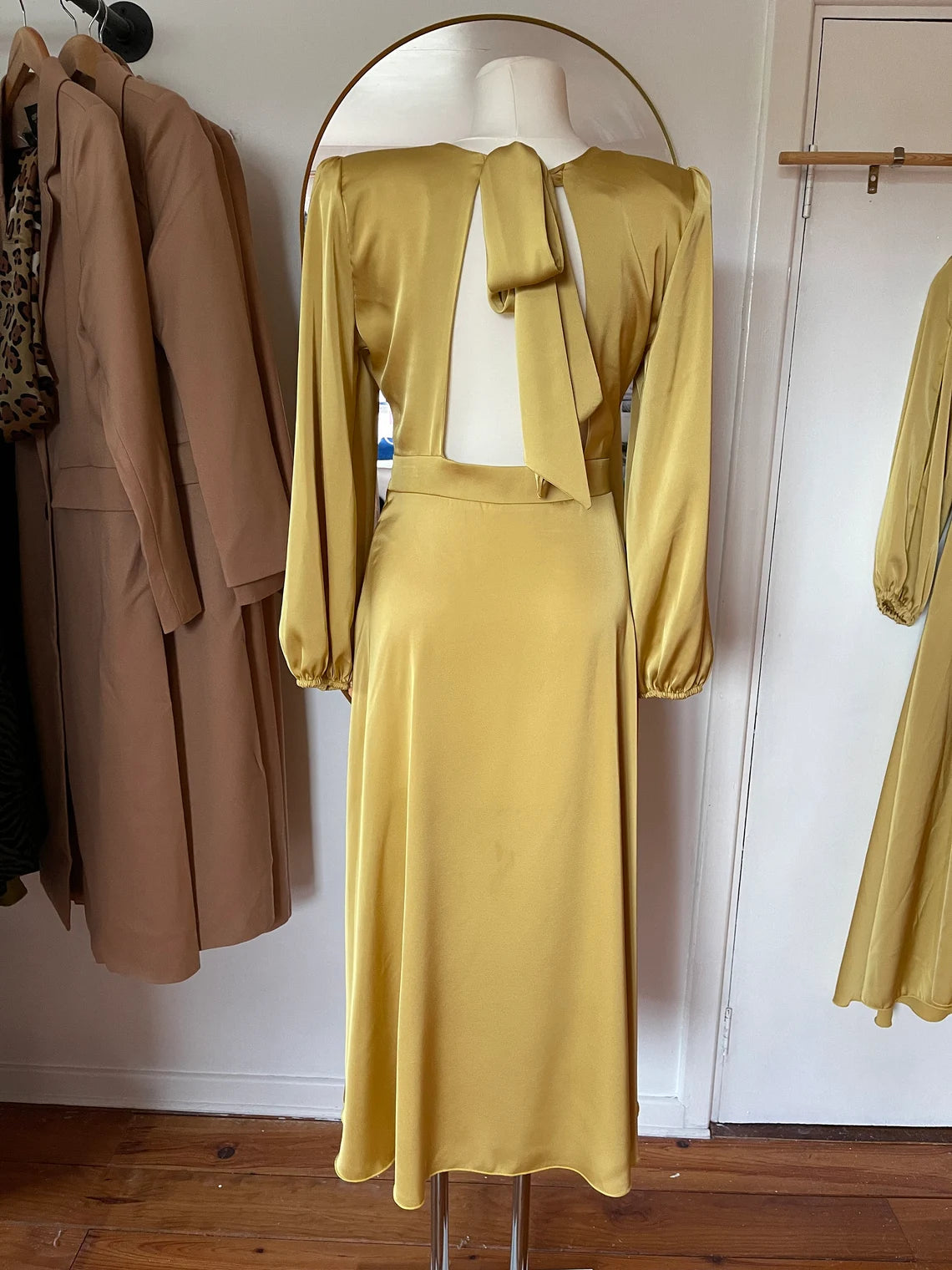 Yellow Round Neck Tea-Length A-line Long Sleeves Lace Up Backless Party Prom Evening Dress