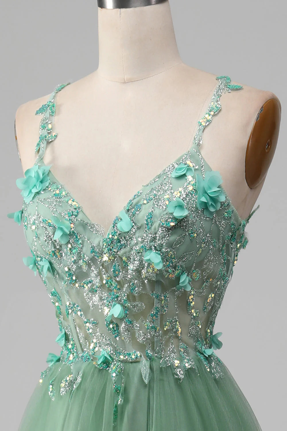 Robe de bal trapèze verte scintillante à bretelles spaghetti et corset avec applications