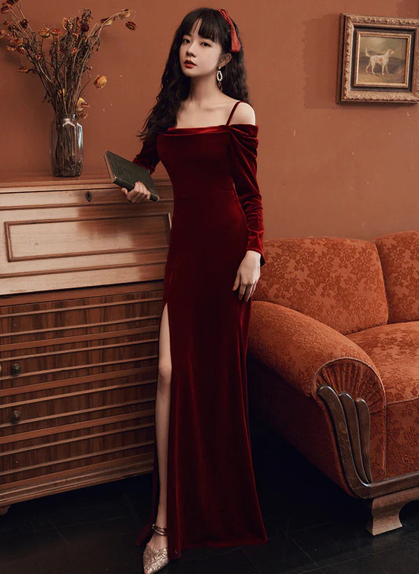 Belle robe de soirée en velours rouge vin à épaules dénudées
