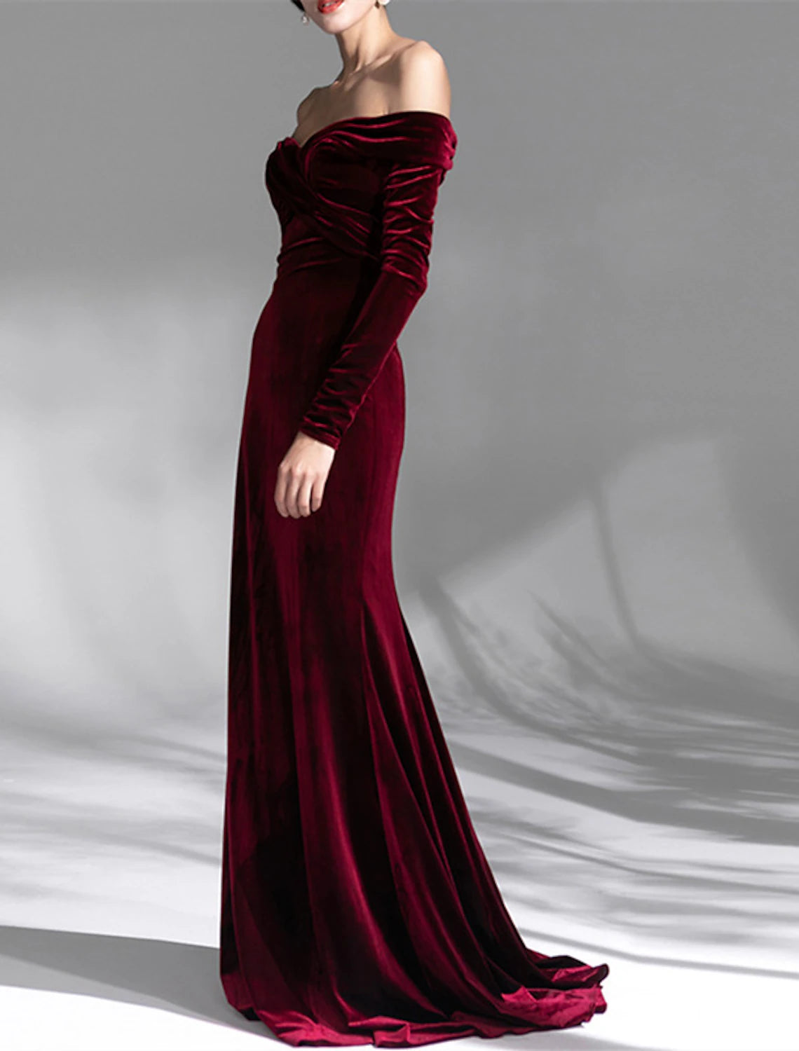 Vestido de noche de sirena/trompeta Weitese con espalda abierta, vestido formal para invitados de boda, cola larga, hombros descubiertos, terciopelo con fruncido