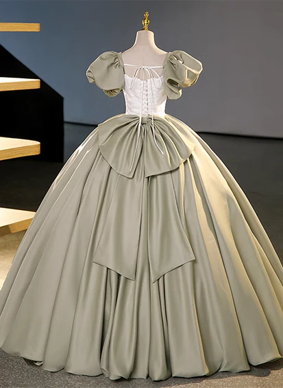 Vestido de fiesta largo de satén con mangas cortas en color verde