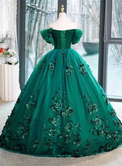 Belle robe de soirée verte à épaules dénudées et fleurs