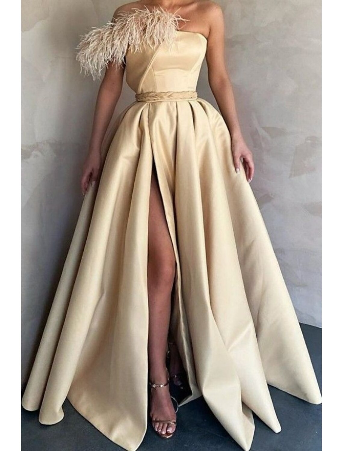 Vestido de fiesta de graduación con corte en forma de columna, para invitados de boda, de etiqueta negra, largo hasta el suelo, sin mangas, sin tirantes, de satén