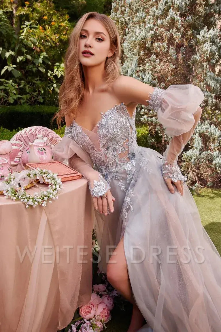 Vestido Weitese de tul verde azulado sin tirantes con corpiño bordado, silueta brillante, abertura alta que abraza la opulenta elegancia del vestido de fiesta. 