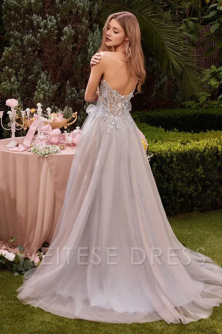 Vestido Weitese de tul verde azulado sin tirantes con corpiño bordado, silueta brillante, abertura alta que abraza la opulenta elegancia del vestido de fiesta. 