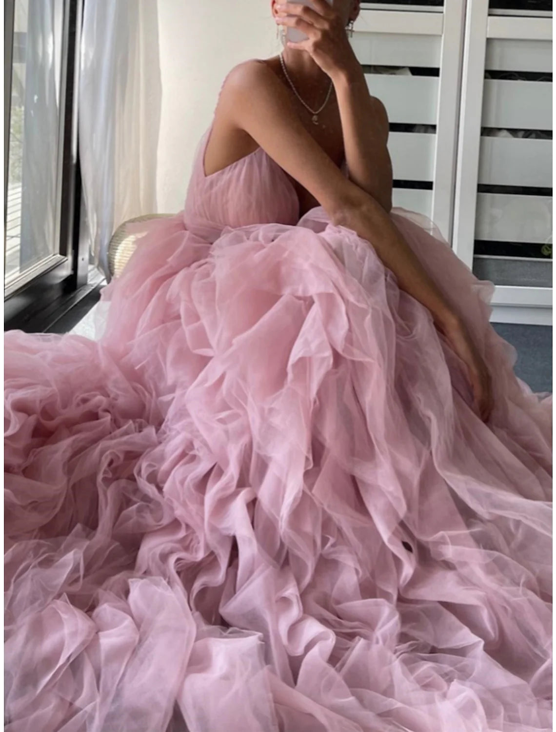 Robe de bal longue à bretelles spaghetti et coupe trapèze