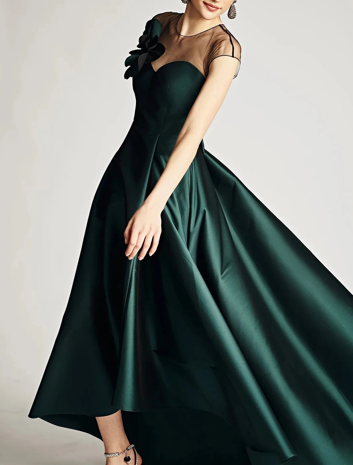 Robe de mariée trapèze élégante noire, grande taille, asymétrique, sans manches, col bijou, en satin