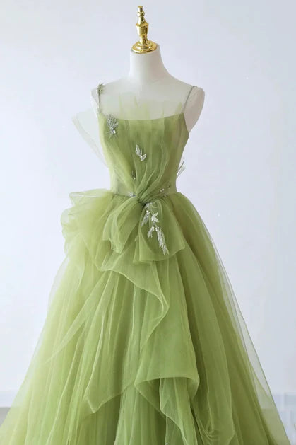 Vestido formal largo con tirantes de tul verde