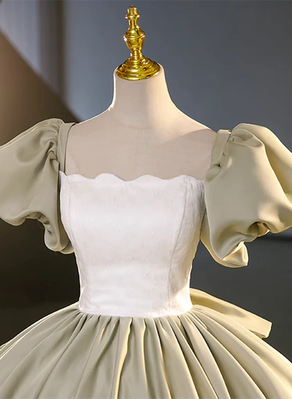 Vestido de fiesta largo de satén con mangas cortas en color verde