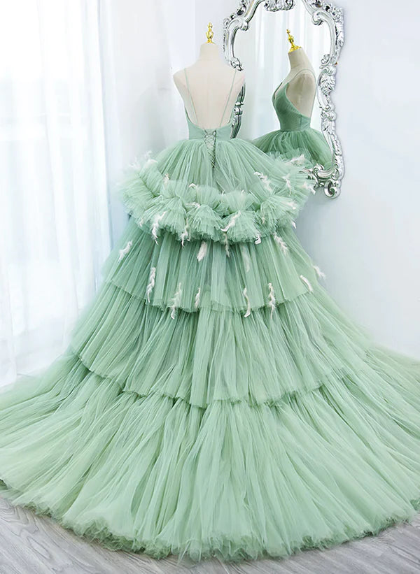 Vestido de fiesta con capas de tul verde claro y espalda baja