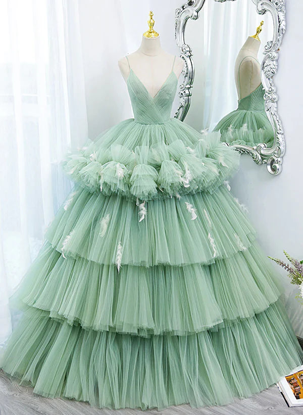 Vestido de fiesta con capas de tul verde claro y espalda baja