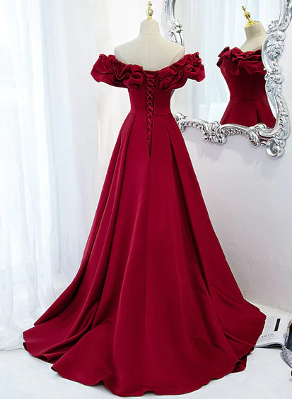 Vestido de fiesta largo con escote en forma de corazón en color rojo vino con hombros descubiertos
