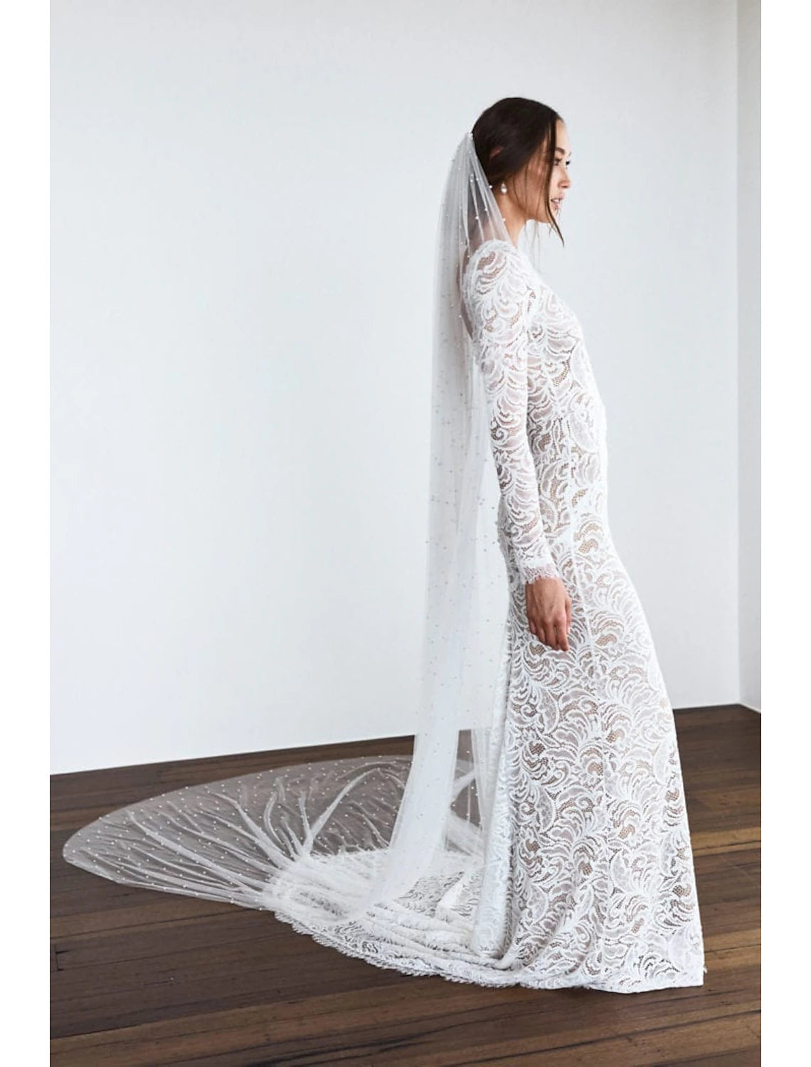 One-tier Vintage Style / Pearls Wedding Veil Cathedral Veils