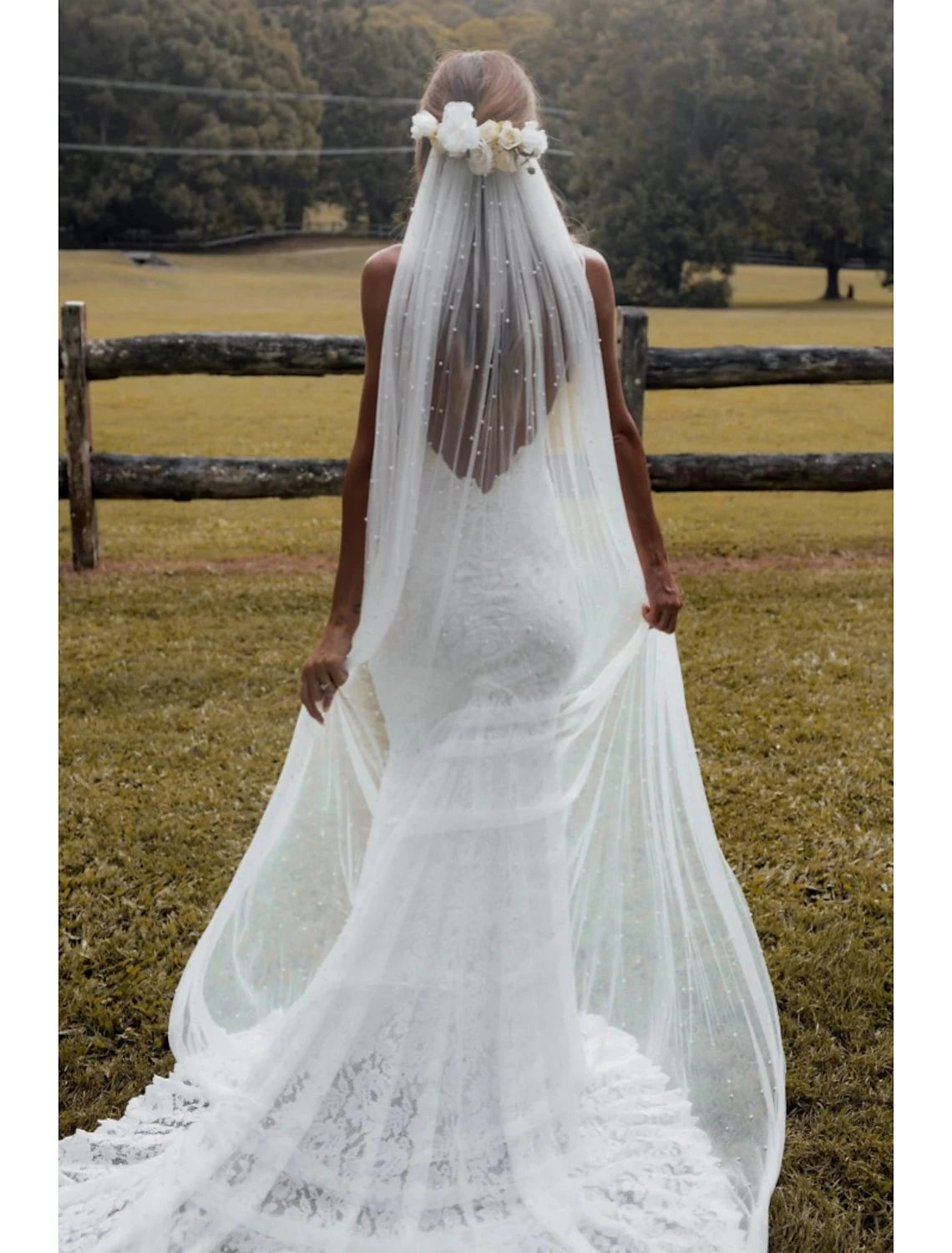 One-tier Vintage Style / Pearls Wedding Veil Cathedral Veils