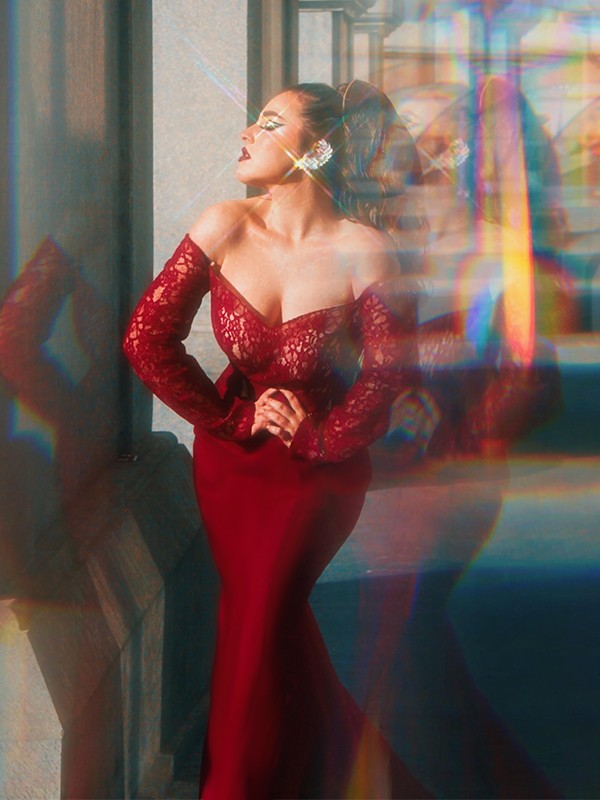 Vestidos de satén tejido con apliques, hombros descubiertos, mangas largas y cola larga