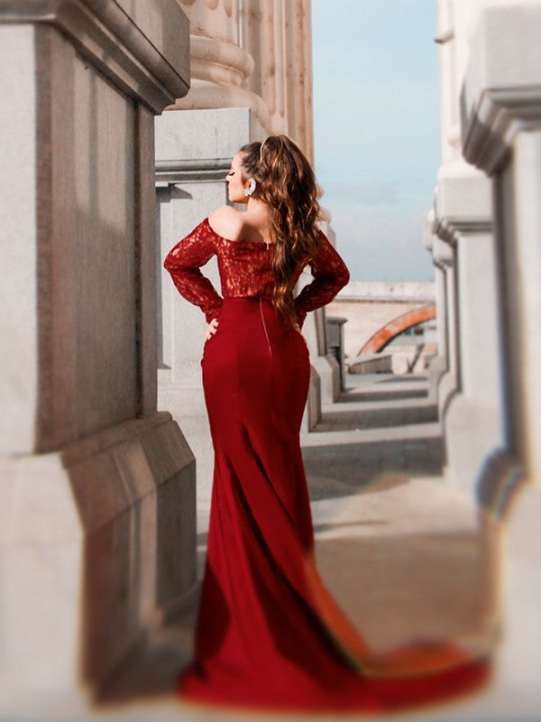 Vestidos de satén tejido con apliques, hombros descubiertos, mangas largas y cola larga