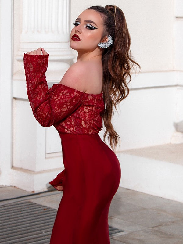 Vestidos de satén tejido con apliques, hombros descubiertos, mangas largas y cola larga