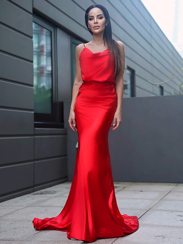 Robe en satin soyeux froncé à bretelles spaghetti sans manches avec traîne