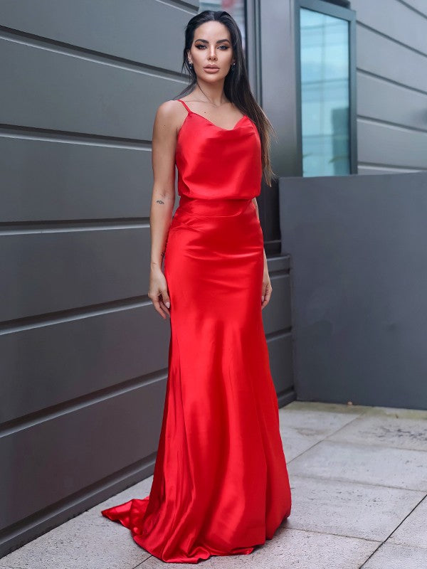 Robe en satin soyeux froncé à bretelles spaghetti sans manches avec traîne