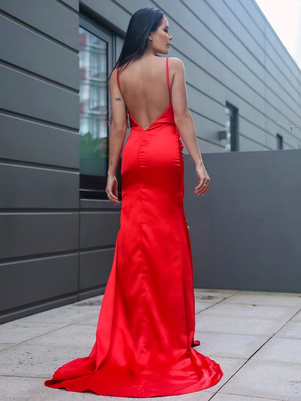 Robe en satin soyeux froncé à bretelles spaghetti sans manches avec traîne