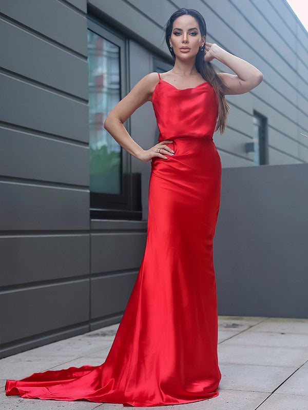 Vestidos de satén con efecto seda, fruncidos, tirantes finos, sin mangas y con cola larga