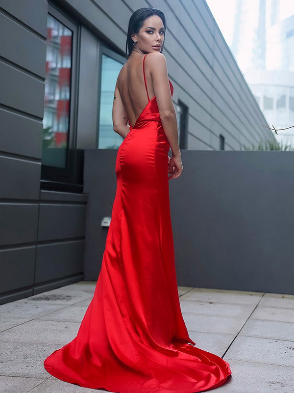 Vestidos de satén con efecto seda, fruncidos, tirantes finos, sin mangas y con cola larga