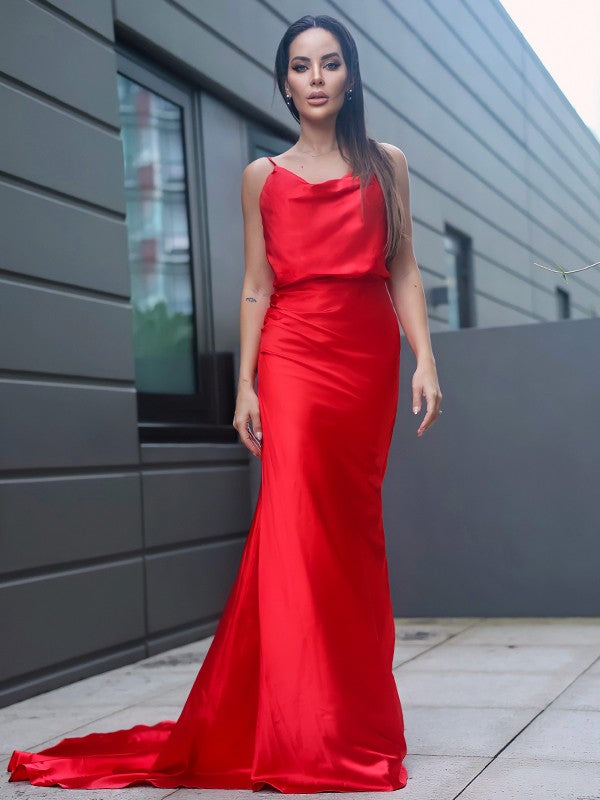 Robe en satin soyeux froncé à bretelles spaghetti sans manches avec traîne