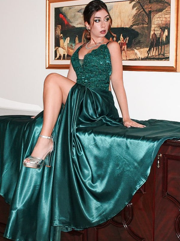 Vestidos de satén con escote en V, sin mangas y cola larga