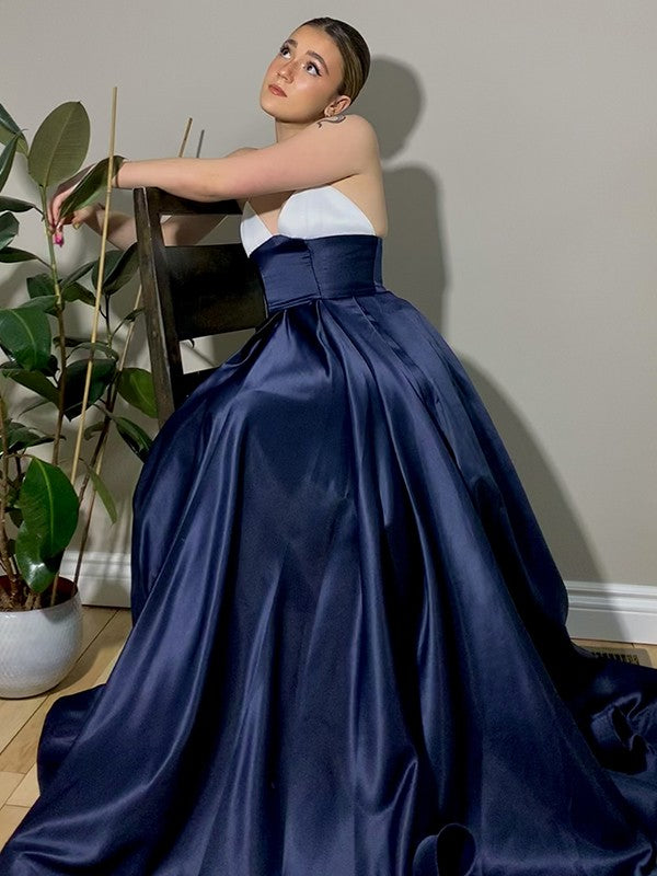 Vestidos de satén con volantes, escote en V, sin mangas y cola larga