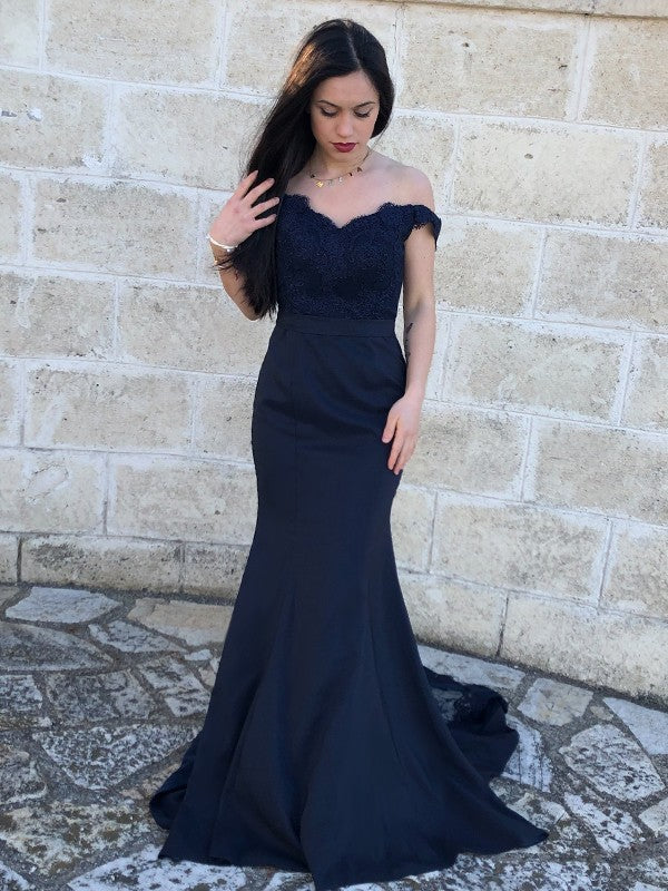 Vestidos de satén con encaje, hombros descubiertos, sin mangas y cola larga