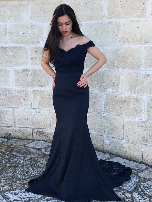 Vestidos de satén con encaje, hombros descubiertos, sin mangas y cola larga