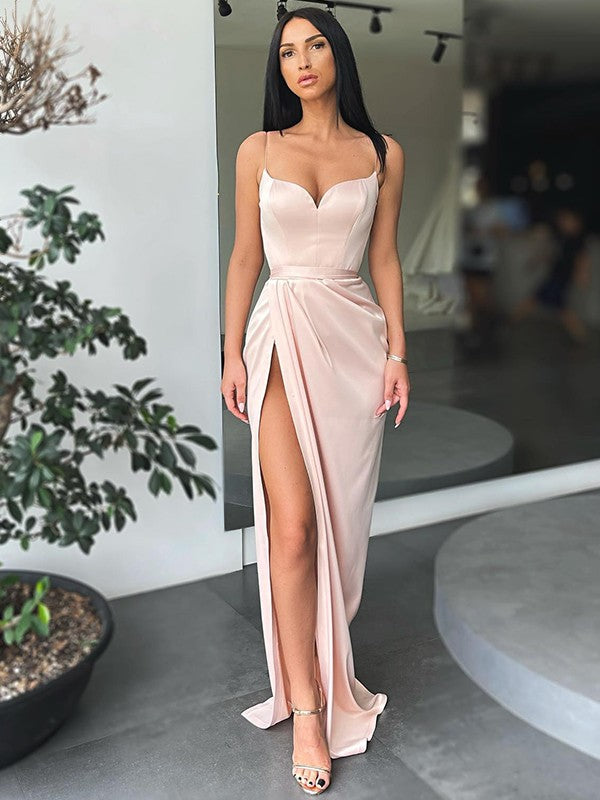 Vestidos de satén fruncidos con escote en V, sin mangas y con cola larga