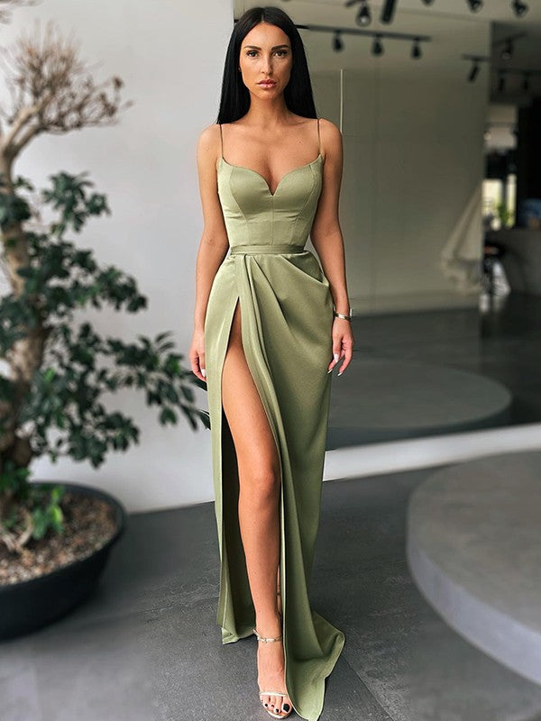 Vestidos de satén fruncidos con escote en V, sin mangas y con cola larga