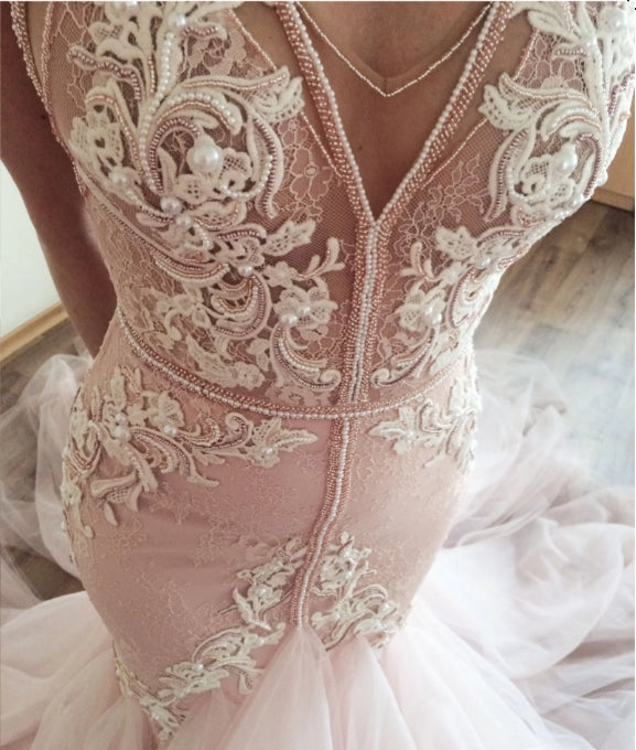 Robe de mariée sirène à décolleté en V transparent et traîne en tulle