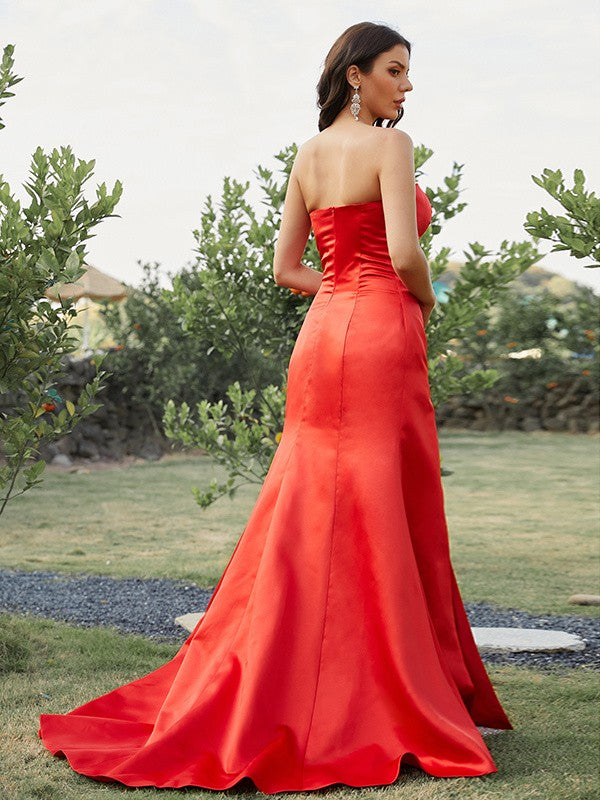 Vestidos de satén fruncido sin tirantes, sin mangas, con cola larga