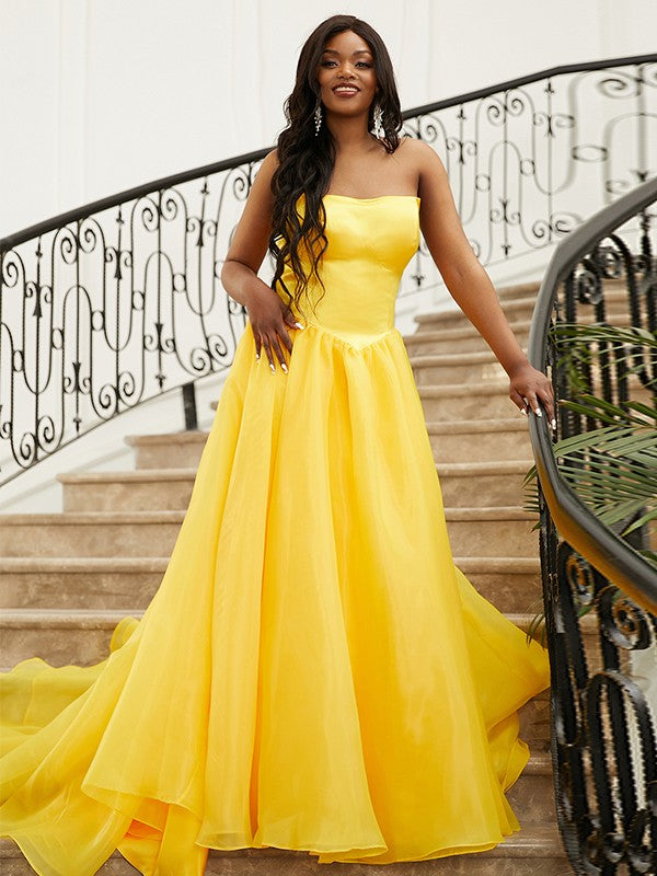 Robe bustier en satin à volants et traîne courte