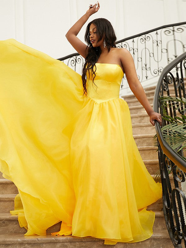 Robe bustier en satin à volants et traîne courte